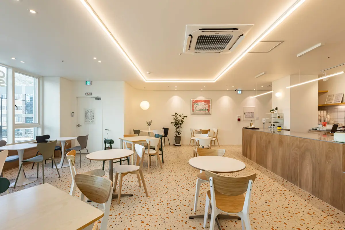 테라조와 우드 카운터가 조화로운 브런치 카페 인테리어